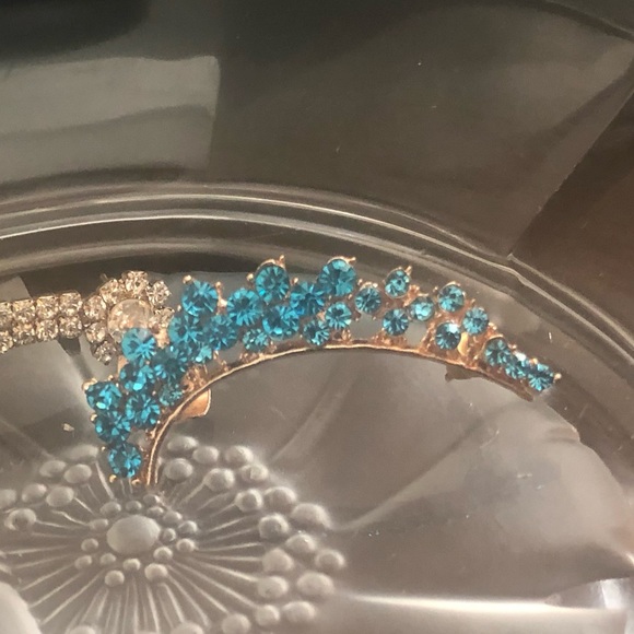 Fashionable Aqua 1 Statement Ear Cuff Earring - Picture 4 of 6